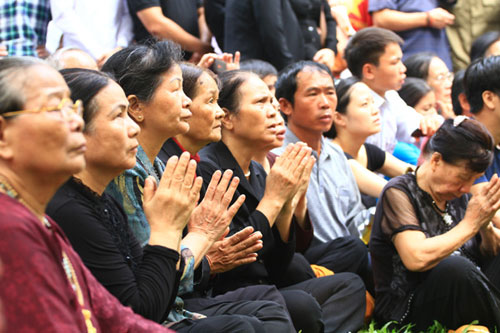 Người dân thành kính bên ngoài nhà tang lễ 10 Người dân thành kính bên ngoài nhà tang lễ 10