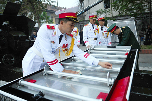 Linh cữu Đại tướng đã tới sân bay Nội Bài 6
