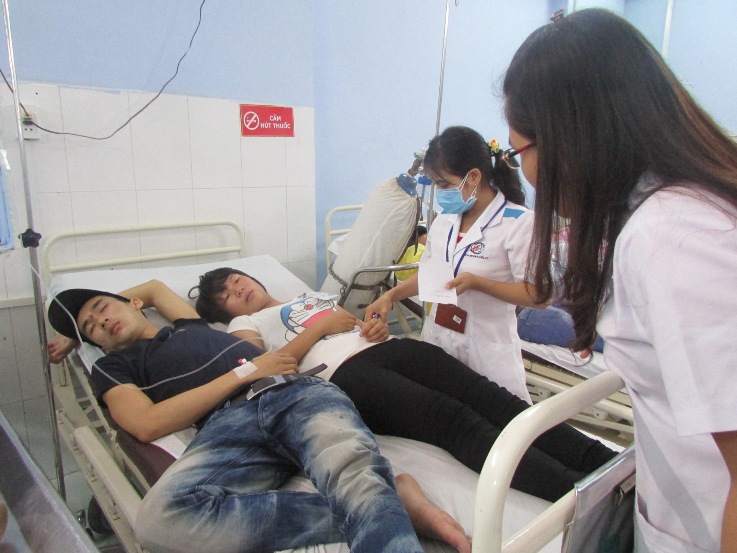 Ngộ độc thực phẩm, hơn 100 công nhân nhập viện 1