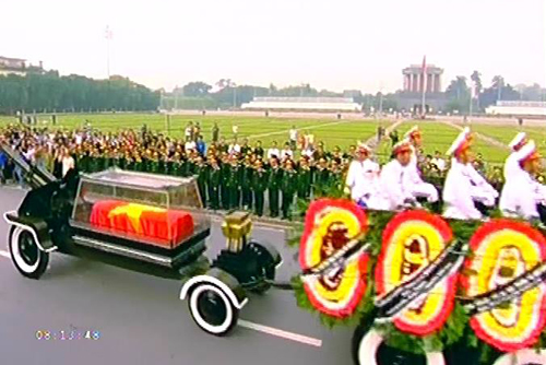 Linh cữu Đại tướng đã tới sân bay Nội Bài 1