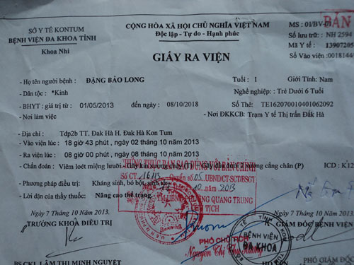 Đón con ở nhà trẻ về thấy gãy cả 2 chân 2