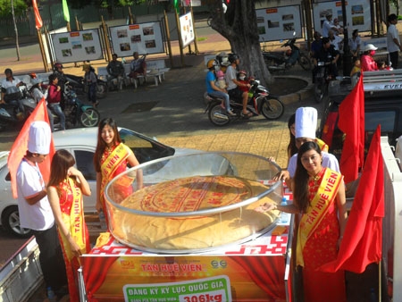 Cận cảnh hai chiếc bánh và đĩa cốm dẹp kỷ lục Việt Nam 6