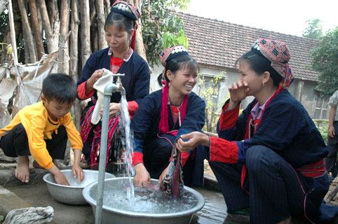 Phối hợp nhiều giải pháp để thực hiện hiệu quả Mục tiêu thiên niên kỷ về vệ sinh môi trường 1 Phối hợp nhiều giải pháp để thực hiện hiệu quả Mục tiêu thiên niên kỷ về vệ sinh môi trường 1