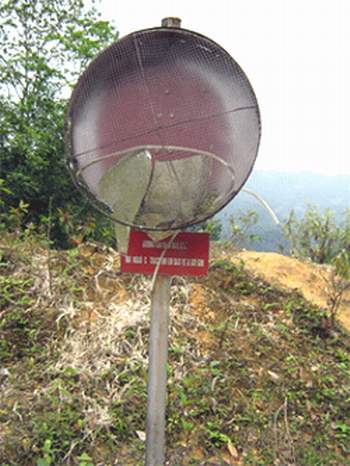 Gương cầu bị đập phá 1
