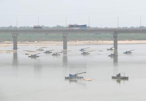 “Trận địa pháo” dưới chân cầu Trà Khúc 1