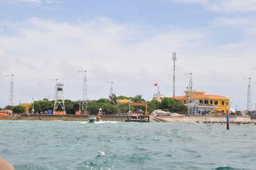 Lung linh ánh điện Trường Sa 1