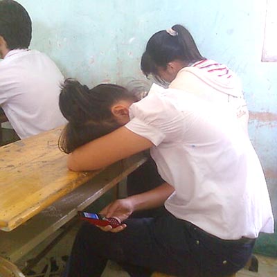 Học sinh sử dụng điện thoại di động và những hệ lụy 1