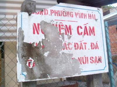 Tháo gỡ cổng barie, đập phá biển cấm 1