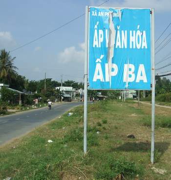 Những tấm pano tuyên truyền gây phản cảm  1