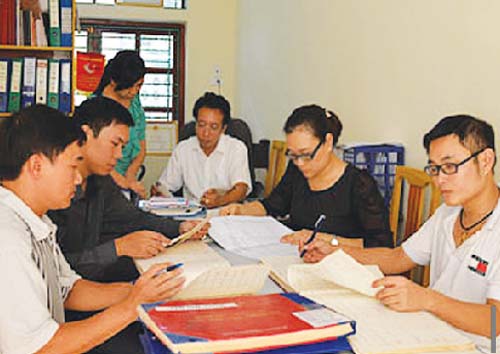 Trục lợi nhờ “bức tường” thủ tục  1