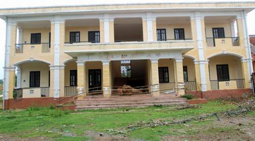 Trường học tiền tỷ bỏ hoang 1