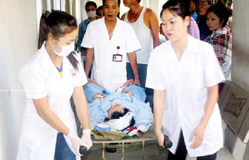 Phản ứng cực nhanh của y tế trong cấp cứu nạn nhân vụ nổ pháo hoa 1