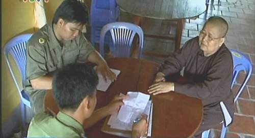 Lừa đảo cả chốn linh thiêng 1