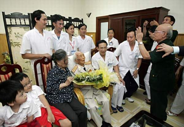Đại tướng Võ Nguyên Giáp với ngành y tế 1