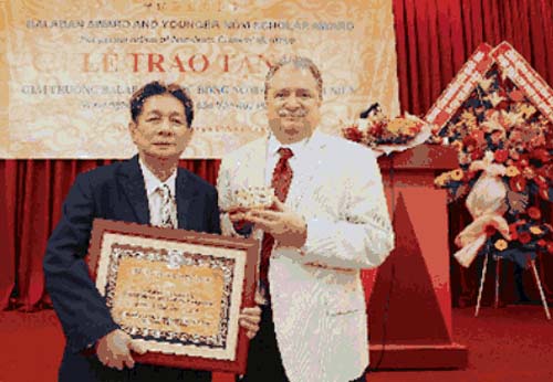Giáo sư Mai Quốc Liên nhận Giải thưởng Balaban  1