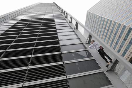 “Người nhện” chinh phục toà cao ốc ở Paris 3