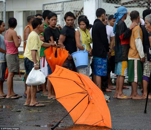Hơn 10.000 người chết vì bão Haiyan 6