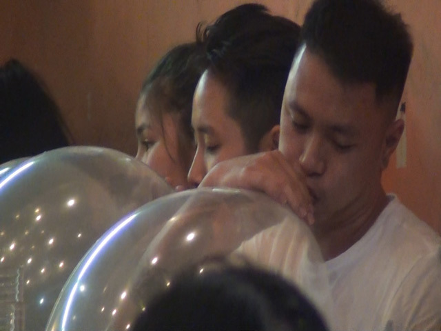 bóng cười, thú chơi lạ, nam thanh nữ tú Hà thành hít bóng cười bóng cười, thú chơi lạ, nam thanh nữ tú Hà thành hít bóng cười