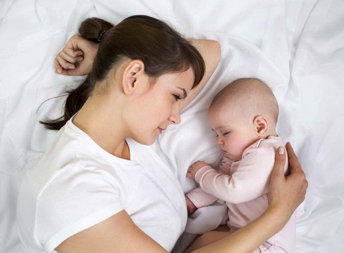 Cần quan tâm, chăm sóc tốt sức khỏe mẹ và bé để dự phòng một số bệnh lý sau sinh.