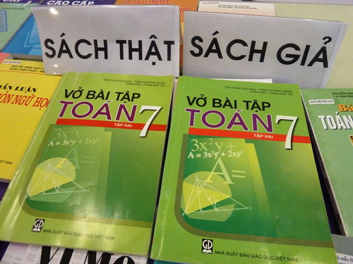Nếu không có biển thông báo “Sách thật” (bên trái) thì cuốn sách in lậu ngay bên cạnh có thể đã qua mặt được nhiều khách hàng.