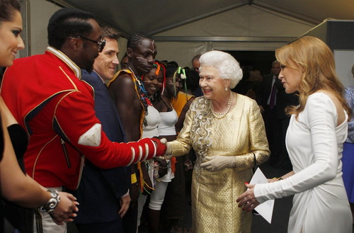 Nữ hoàng Elizabeth II thân mật đón các ca sĩ Will. I. am và Cheryl tại lễ sinh nhật 90 (2016) của bà.