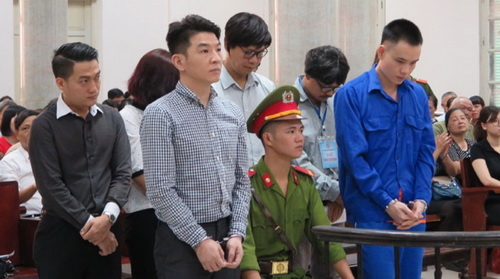 Bị cáo Hsu Minh Jung (phía trên, bên trái) cùng các đồng phạm tại phiên tòa.
