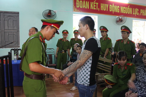 Đối tượng gây án Hứa Văn Trường trước tòa.