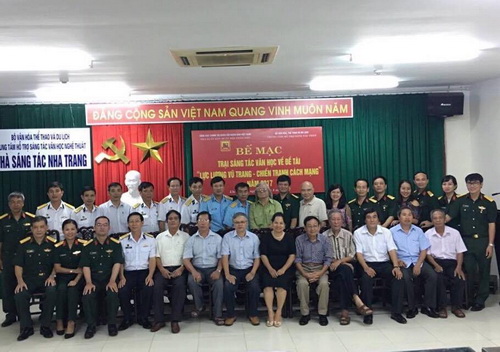 Các nhà văn tham gia Trại sáng tác văn học đề tài Lực lượng vũ trang và Chiến tranh cách mạng cùng đại diện Ban lãnh đạo NXB Quân đội chụp ảnh kỷ niệm bế mạc trại sáng tác.