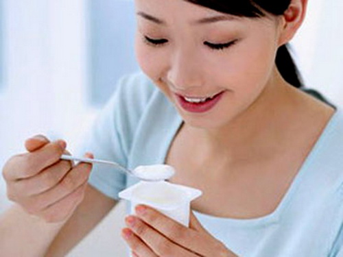 Ăn sữa chua thường xuyên tốt cho tiêu hóa.
