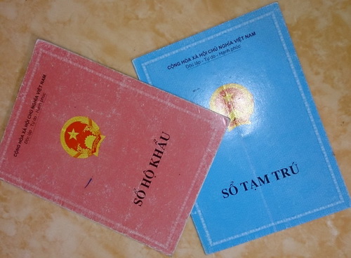 Không biết cái sổ hộ khẩu sinh ra từ khi nào, nhưng nó là vật bất ly... gia trong tất cả mọi gia đình Việt Nam. (ảnh minh họa)