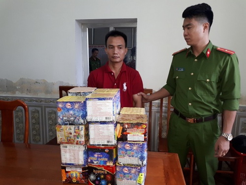 Đối tượng Nguyễn Hữu Tuấn cùng tang vật.