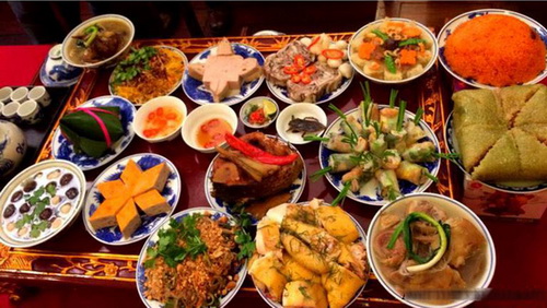 Mâm cỗ với rất nhiều món của người Việt.