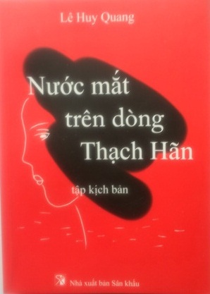 Bìa tập kịch bản Nước mắt trên dòng Thạch Hãn - Tác giả Lê Huy Quang - Nhà Xuất bản Sân khấu  2017.