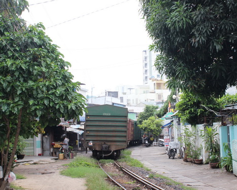 Nhiều khu dân cư ở Phước Tân (Nha Trang), đường ray xuyên qua nhưng không hề có rào chắn.