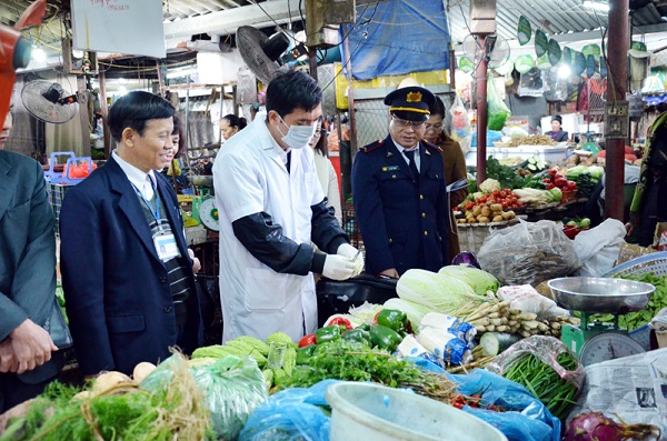 Nhu cầu tiêu dùng thực phẩm dịp cuối năm tăng vọt, đảm bảo ATVSTP là nỗi lo lớn.