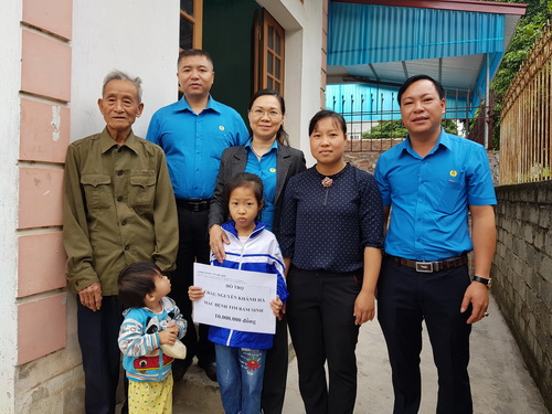 Chủ tịch Công đoàn Y tế Việt Nam Trần Thị Bích Hằng tặng quà con chiến sĩ Trường Sa mắc bệnh hiểm nghèo.  Ảnh L.A
