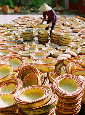 Một số cảnh trong làng nghề Phú Vinh.