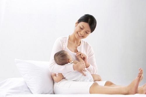 Cho con bú kích thích giải phóng hormon oxytocin trong cơ thể, làm tử cung co lại và thu nhỏ lại giúp giảm béo bụng sau sinh.