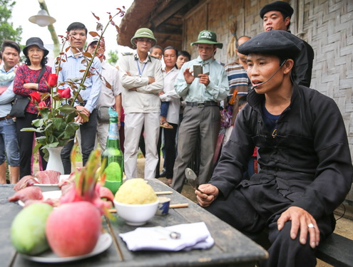 Sau khi người trợ tá đã bày biện các vật cúng lễ lên bàn, thầy cúng kiểm tra lại một lần nữa và bắt đầu cúng.