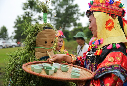 Sau khi hoàn tất lễ cúng cầu mưa, thầy cúng cùng người dân đi mời rượu những hình nộm, tượng trưng cho các thần linh đang phù trợ cho người Lô Lô. Những chén rượu tràn đầy được nâng lên chúc tụng, những điệu hát vang xa ngất ngây cho một mùa mưa thuận, gió hòa....