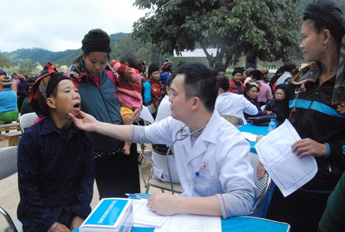 Bác sĩ khám bệnh tình nguyện cho đồng bào vùng cao.