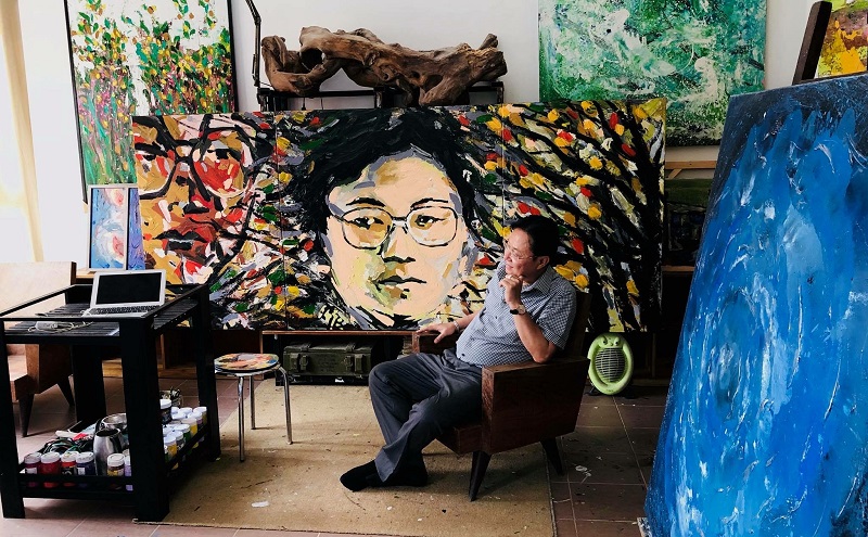 Nhà thơ Hồng Thanh Quang bên bức tranh chân dung người đàn ông mùa thu Tranh : Vũ Công Khương.