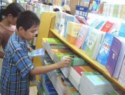 Chủ trương tăng giá sách giáo khoa: Học sinh bỏ học có tăng cùng giá?