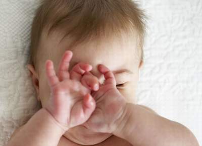 Đục nhân mắt trẻ nhỏ