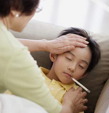 Cảnh giác khi trẻ đau đầu, sốt cao kéo dài