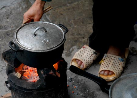  4 người tử vong do sưởi ấm bằng than