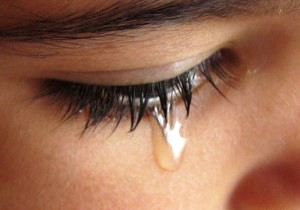 Chảy nước mắt sống kéo dài cảnh báo bệnh lý về mắt- Ảnh 3.