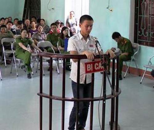 Bắt giam người đàn ông hành hung CSGT khi kiểm tra nồng độ cồn- Ảnh 2.