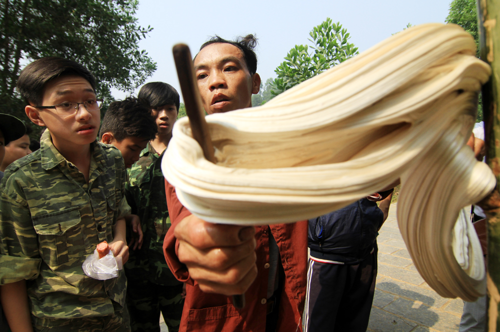 Đi chợ quê xem luyện kẹo kéo