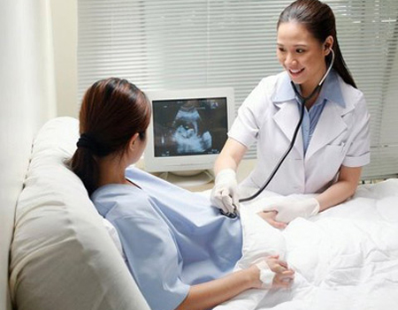 Cứu sống sản phụ rau bong non nguy kịch, bé sơ sinh 700 gram được hồi sức thành công- Ảnh 2.